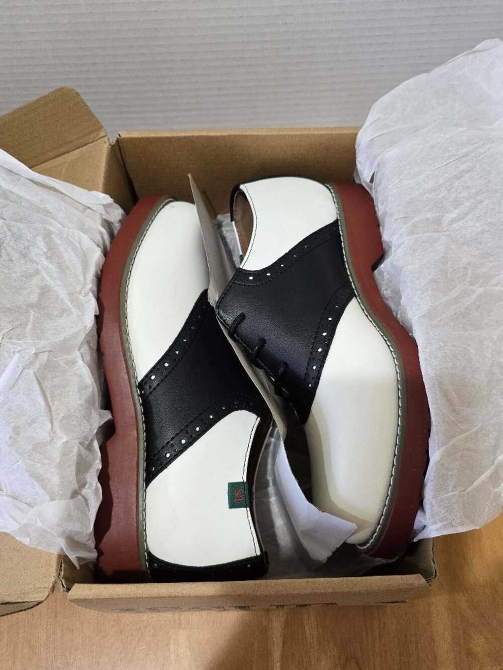School Issue Women's 7 W Black and White Varsity Saddle Oxford New in Box